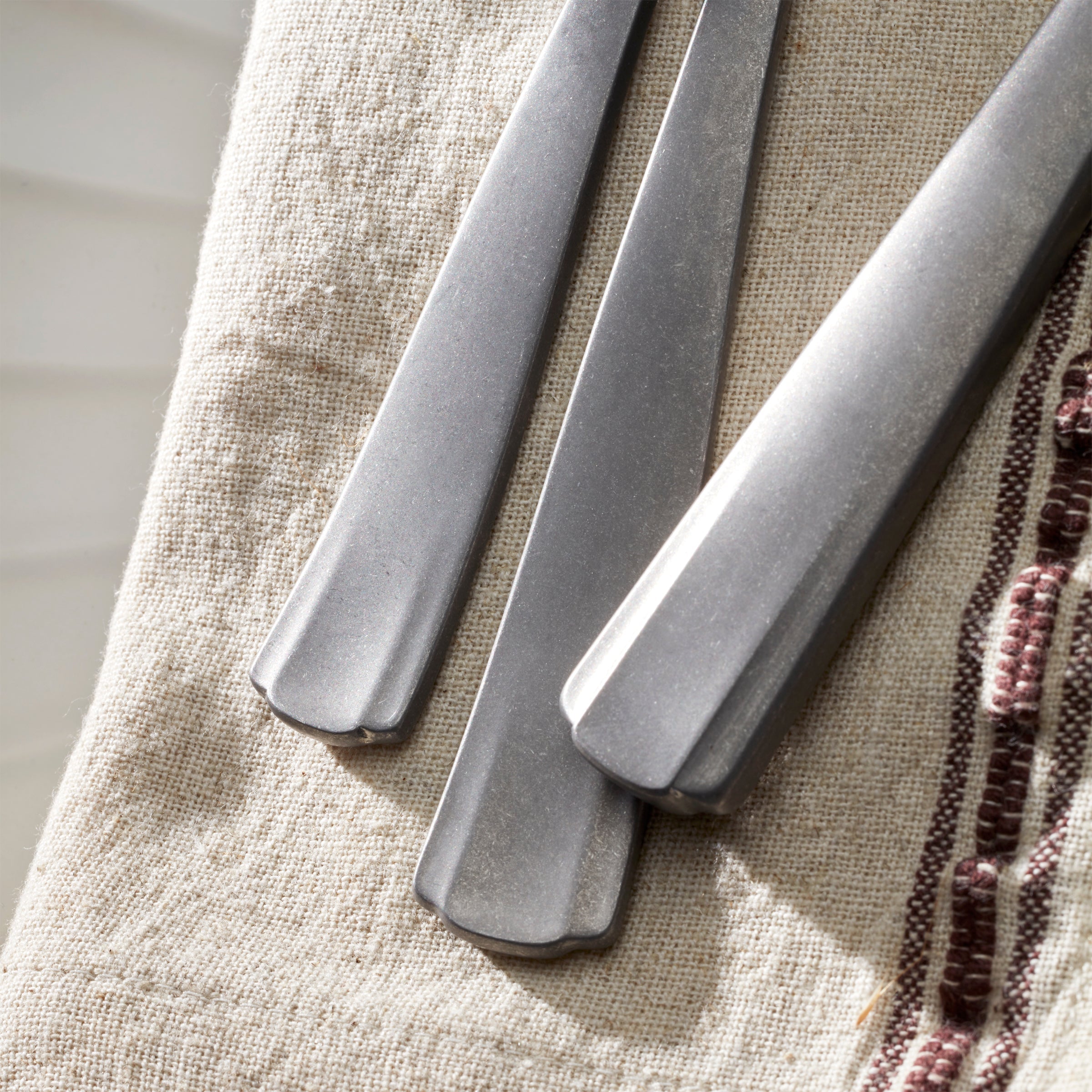 French Perle Scallop Vintage 65 Piece Flatware Set - Image 8